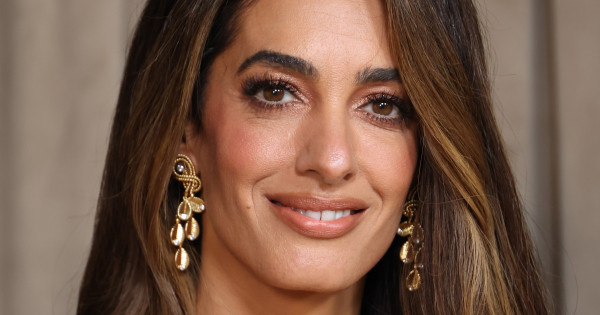 Borítókép: Amal Clooney új frizurája az ősz egyik legnagyobb trendje - a stílusos nők most erre esküsznek a szezonban!