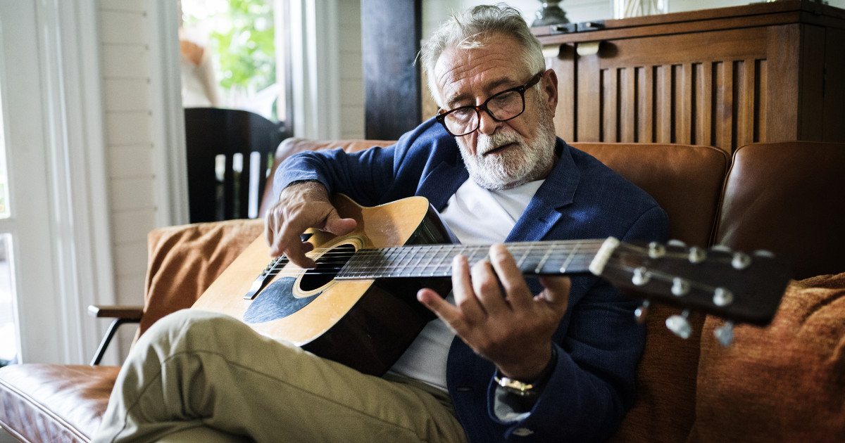 Gitározó idősebb férfi