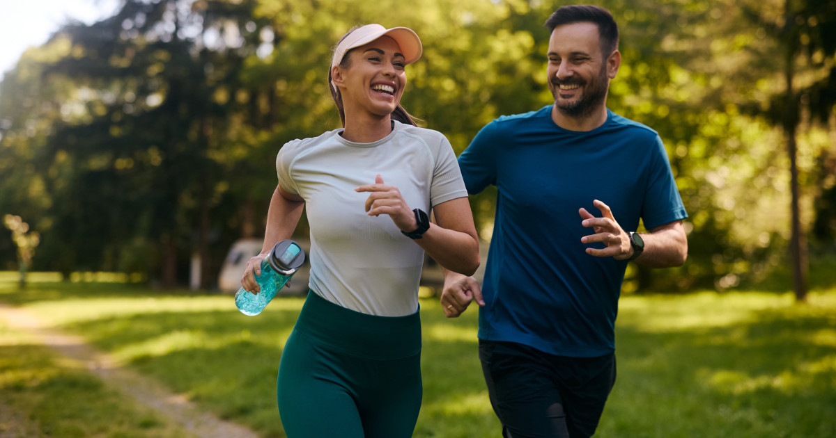 Egy férfi és egy nő mosolyog futás közben