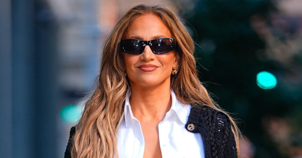 Borítókép: Jennifer Lopez és Anne Hathaway már viseli a 2025-ös ősz legkihagyhatatlanabb vételét - ezért a visszatérő darabért annak idején még Erzsébet királynő is rajongott!