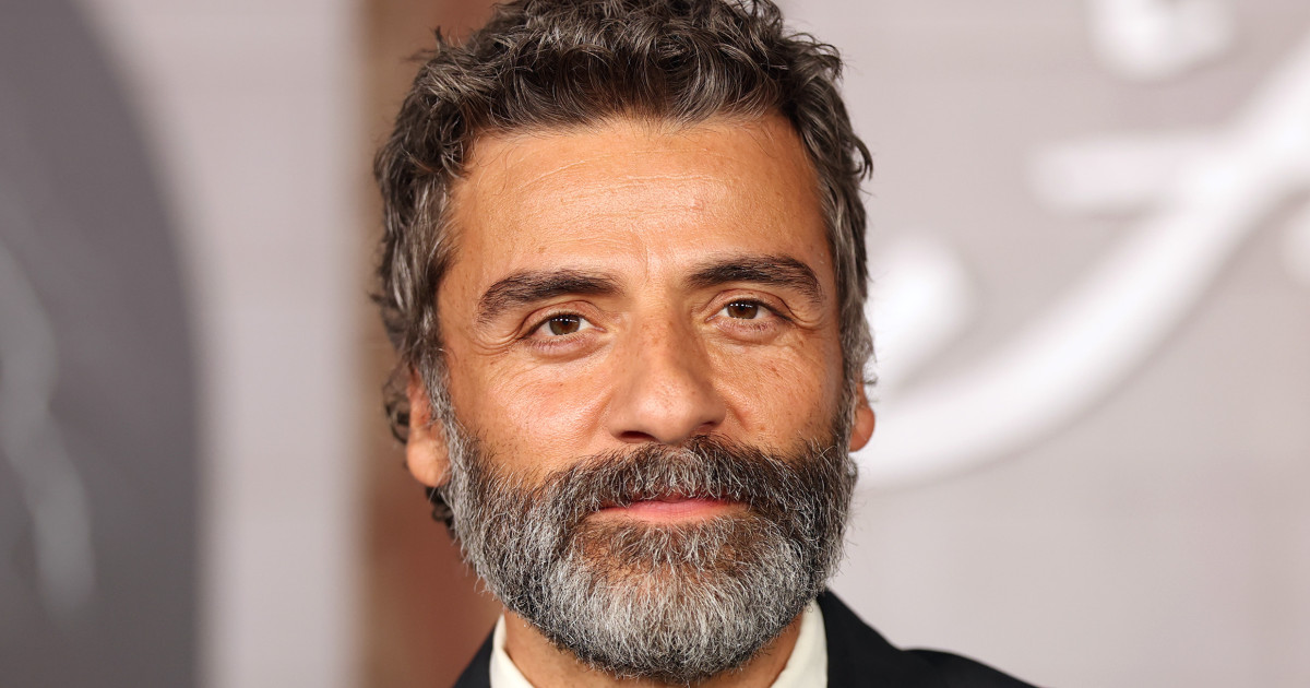 Oscar Isaac bő nadrágja lehet a 2025-ös ősz egyik kulcsdarabja