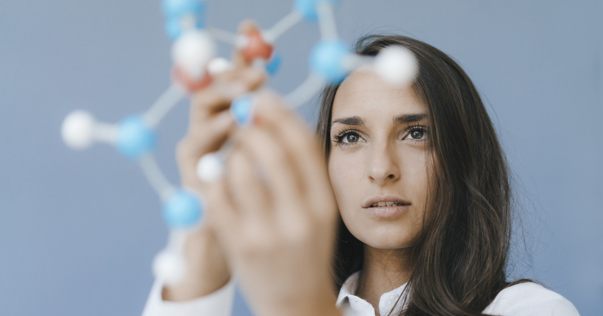 Borítókép: Az Alzheimer elleni küzdelemben, a daganatos sejtek azonosításában és a gyógyszerek hatékonyabb kiválasztásában értek el jelentős eredményeket a „L’Oréal-UNESCO A Nőkért és a Tudományért díj” idei nyertesei