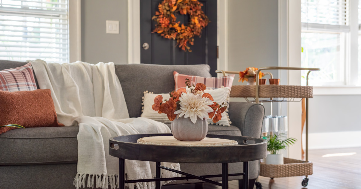 Szépen berendezett nappali, hangulatos őszi dekorációval.