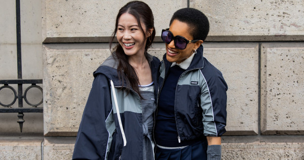 Borítókép: Felejtsd el a kapucnis pulcsit! A stílusos nők 2025 őszén ezt választják leggings mellé