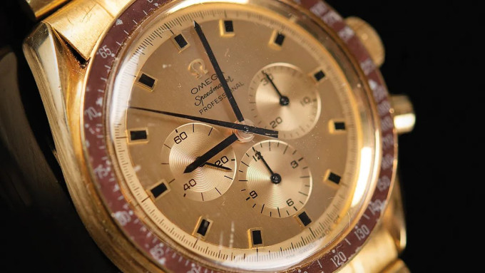 Ezek az arany Omega Speedmasterek erősen limitált szériában készültek