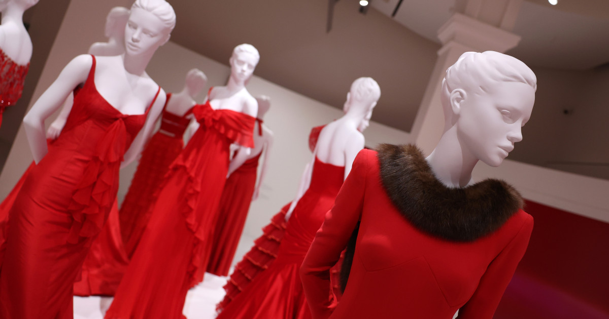 Borítókép: Valentino vörös horizontjai - beszámoló a római Orizzonti | Rosso kiállításról