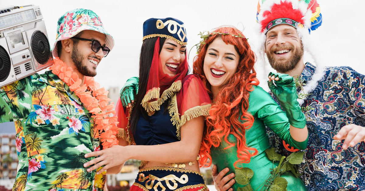 Két felnőtt pár különböző halloweeni jelmezekbe öltözve.