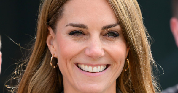 Borítókép: Katalin hercegné bemutatja: íme a tökéletes blúz, amit 2025 őszén igazán nőies és stílusos színt visz a megjelenésedbe