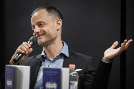 Borítókép: Kispróza, ami nagy lenyomatot hagy az olvasóban: Légrádi Gergellyel beszélgettünk Éppen annyi című novelláskötetéről