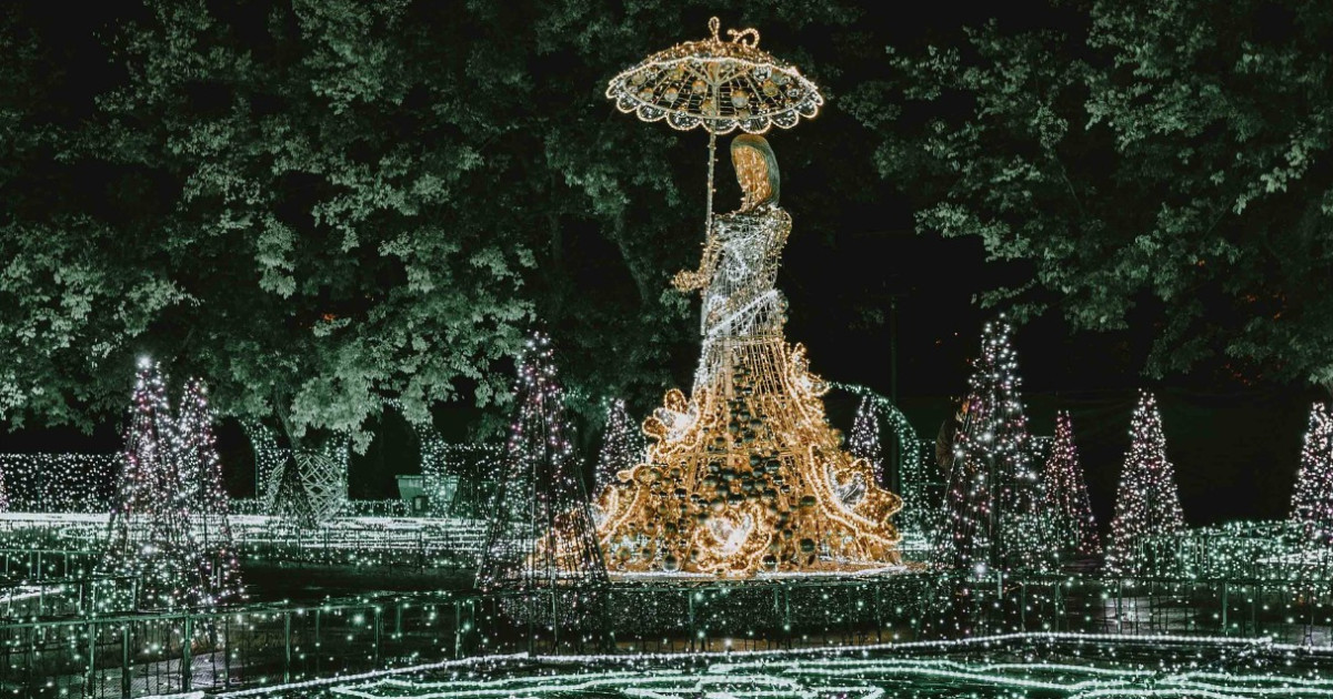 Kivilágított installáció a budapesti Lumina Parkból.