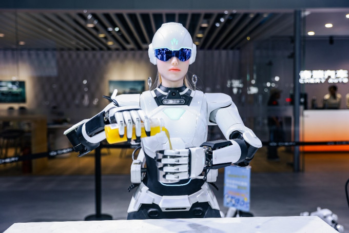 Az AiMOGA humanoid robot vizet önt
