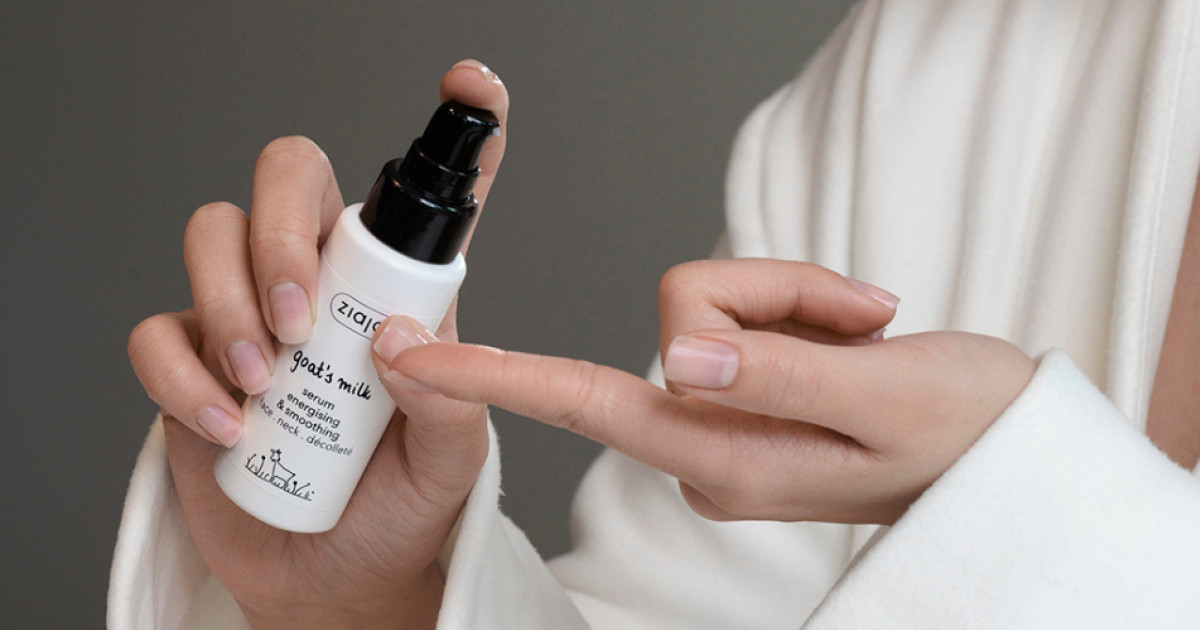 Borítókép: Pénztárcabarát kényeztetés a bőrödnek? Egy hónapig teszteltem ezt a kecsketejes szérumot érzékeny, vízhiányos bőrömön!