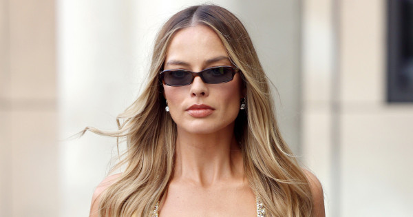 Borítókép: Margot Robbie bemutatja: a fekete blézer helyett ez a kényelmes, mégis stílusos darab lehet 2026-ban a nagy kedvenced