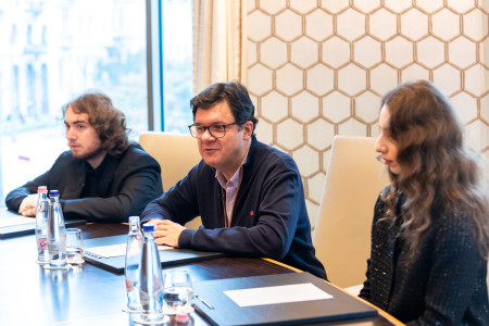 Borítókép: Világhírű karmesterrel és két fiatal tehetséggel mutatkozott be a Vienna – Budapest – Prague 2025 koncertturné