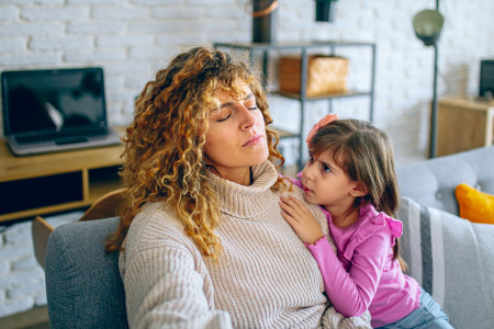 Borítókép: „Nagyon sok anya egyszerűen csak arra vágyik, hogy kimondhassa: nehéz, és ezért ne ítéljék el” – Beszélgetés Werner-Tóth Zsuzsival az anyai kiégésről
