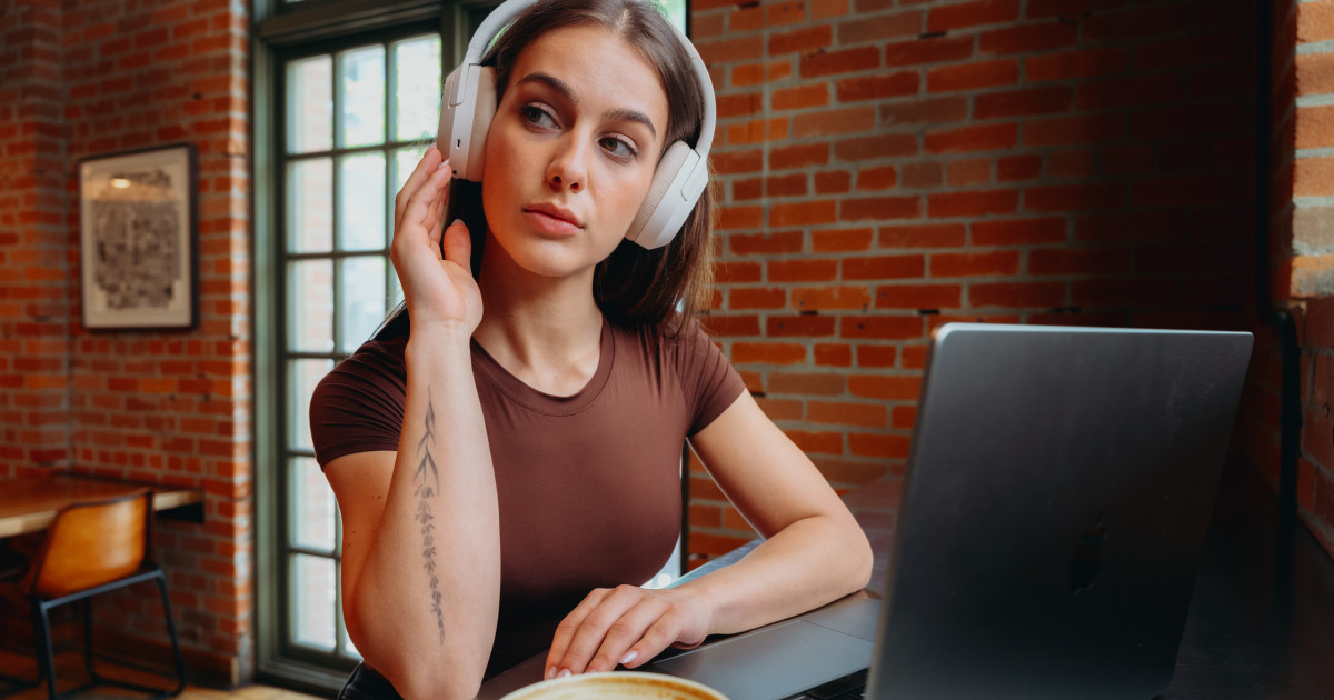 Borítókép: Zene, ami segít megérkezni önmagadhoz - Edifier W820NB Plus V25 fejhallgató