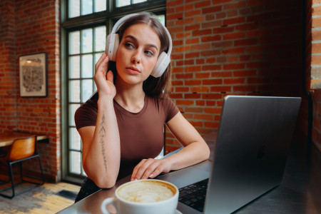 Borítókép: Zene, ami segít megérkezni önmagadhoz - Edifier W820NB Plus V25 fejhallgató