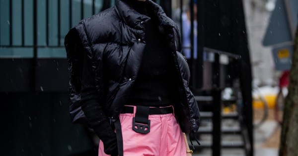 Borítókép: 2026 telének egyik kulcsdarabja: így viselik a stílusos nők a mellényeket a mindennapokban