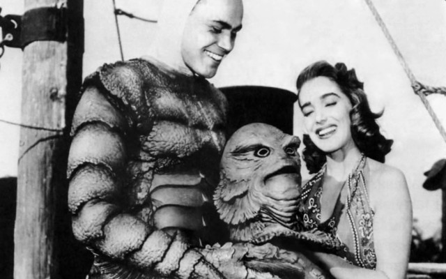 Julie Adams és Ben Chapman A fekete lagúna szörnyének forgatási szünetében