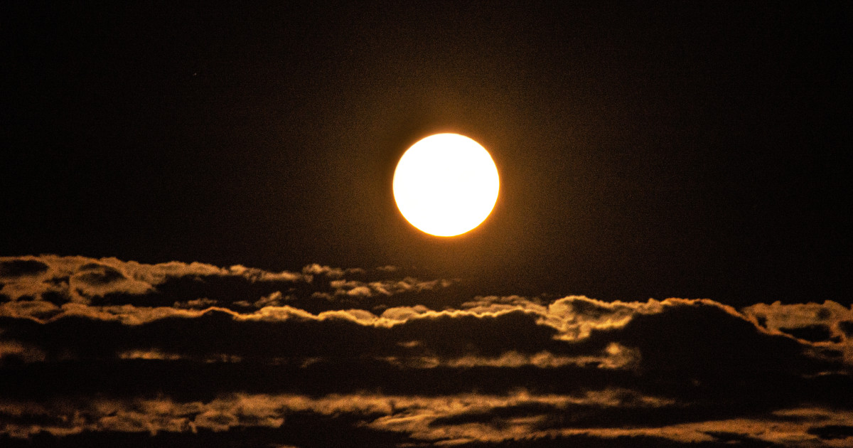 Borítókép: Ezeket a csillagjegyeket áldja meg a Bika telihold kimagasló szerencsével: anyagi elismerések és párkapcsolati kibontakozás vár rájuk!