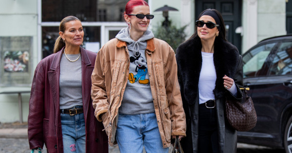 Borítókép: Uncsi már a kék farmert! A stílusos nők ezért a farmerszínért rajonganak az idei téli szezonban