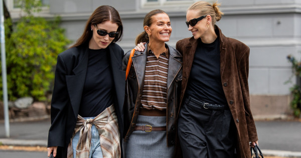 Borítókép: A derékra kötött kendő már lejárt lemez! 2026-ban ez a stílustrükk hódít a trendérzékeny nők körében