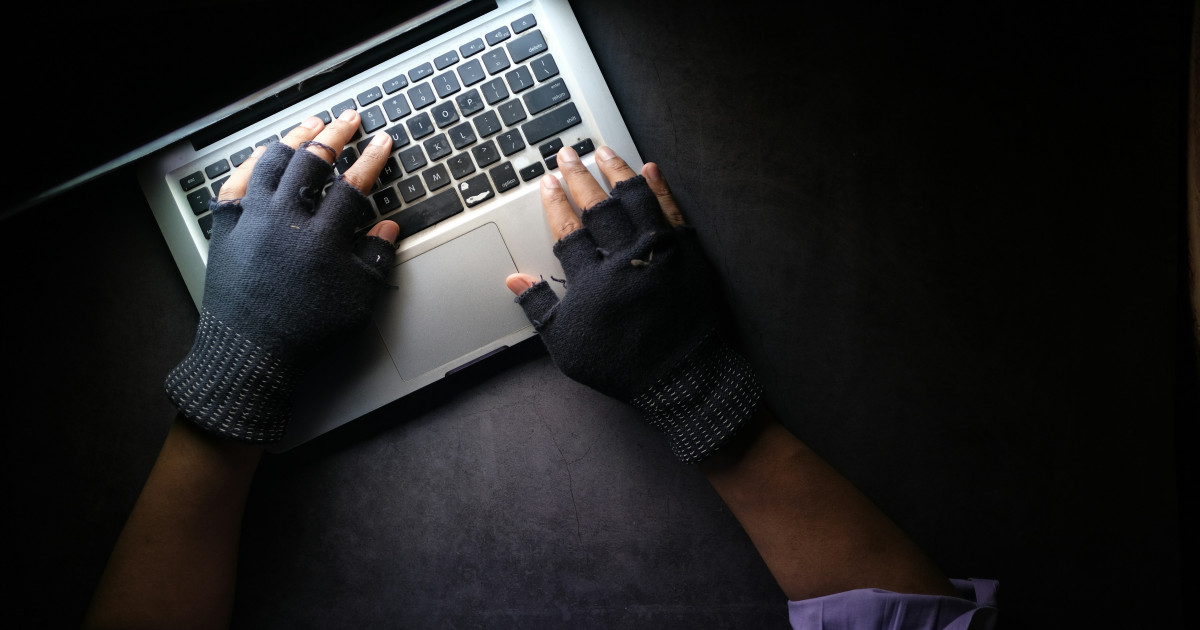 Kiberbűnöző gépel egy laptopon