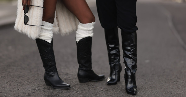 Borítókép: Felejtsd el a farmert és leggingst! Így viselik a stílusos nők a csizmát 2025 őszén