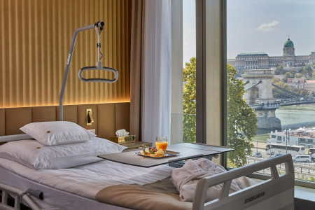 Borítókép: Ahol a betegbiztonság nem cél, hanem alapérték: még barátságosabb és professzionálisabb környezetben gyógyulhatnak a betegek