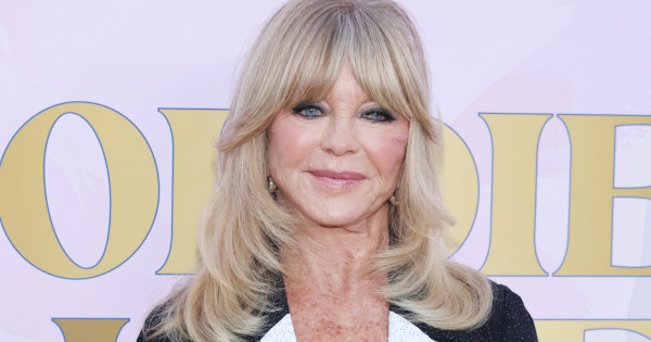 Borítókép: Balett-táncosból lett a vörös szőnyeg kikerülhetetlen ikonja, aki 80 évesen is leiskolázza a fiatalokat - Goldie Hawn stílusnapló