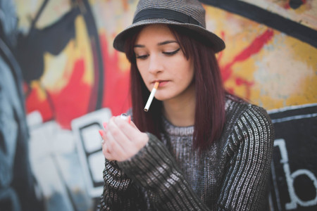 Borítókép: „A kamasz gyerekemet rajtakaptam, hogy cigizik. Tiltsam neki, vagy az csak olaj a tűzre?”