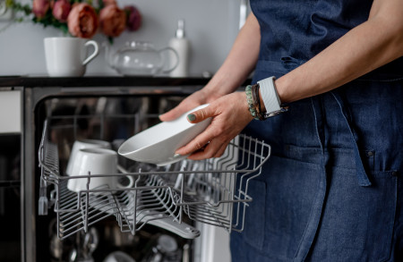 Borítókép: 5 ok, amiért foltot hagyhat az edényeken a mosogatógép: ezekkel a megoldásokkal kiküszöbölhető a probléma