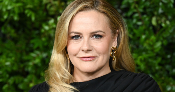 Borítókép: Alicia Silverstone bemutatja: a tökéletes téli kabát, ami nem csak az idén kötelező darab, a következő szezonokban is legalább annyira trendi lesz