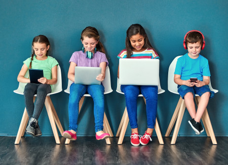 Borítókép: Digitális függőség: Mit tegyünk, hogy visszakapjuk a gyerekeinket a kütyüktől?