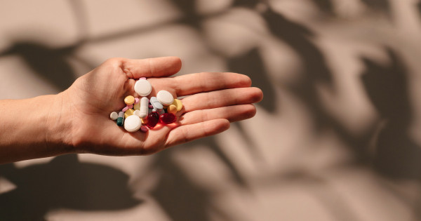 Borítókép: Dietetikusok figyelmeztetnek: 5 táplálékkiegészítő-páros, amit soha ne vegyél be együtt, mert komoly egészségügyi problémákat okozhatnak