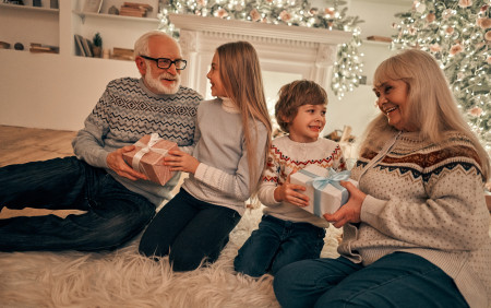 Borítókép: Mit vegyünk ajándékba a nagyszülőknek? Személyre szóló meglepetések az unalmas fotós bögre és naptár helyett