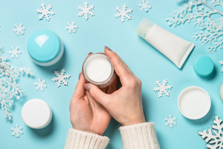 Borítókép: Nem csak az árnika segíthet télen: 8 gyógynövény krémben, ízületvédelemre, sebnyugtatásra és bőrápolásra