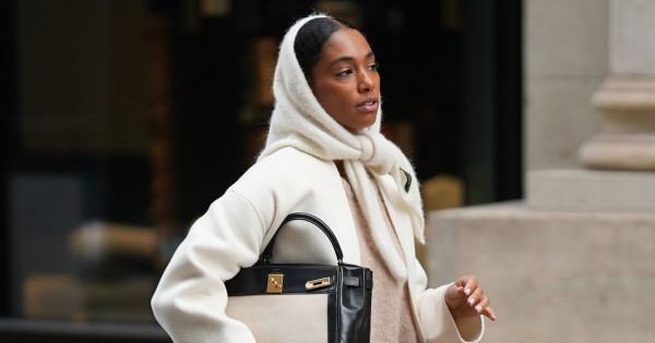 Borítókép: Nem menő már a kötött sapka! Helyette ezt a kiegészítőt viselik a stílusos nők 2026-ban