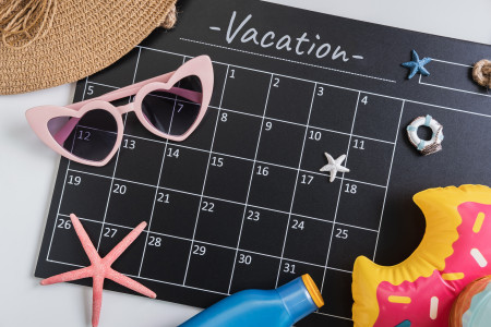 Borítókép: Hány nap fizetett szabadság jár egy évben a világ különböző országaiban? Van, ahol 50-nél is több!