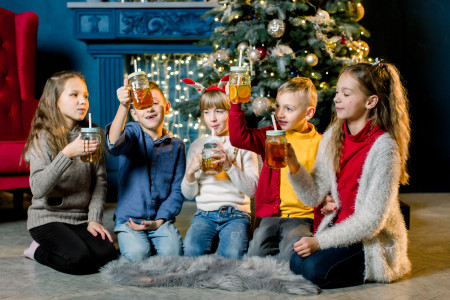 Borítókép: 9 varázslatos gyerekbarát mocktail szilveszterre – alkoholmentes finomságok, hogy senki se maradjon ki a koccintásból