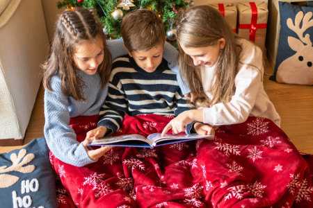 Borítókép: Milyen könyv kerüljön a karácsonyfa alá? 12 könyvújdonság, aminek biztosan örülnek a gyerekek