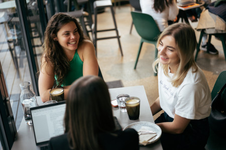 Borítókép: Van, aki valami elől fut, van, aki valamiért – Interjú Környei Viktóriával és Plesztovits Alexával