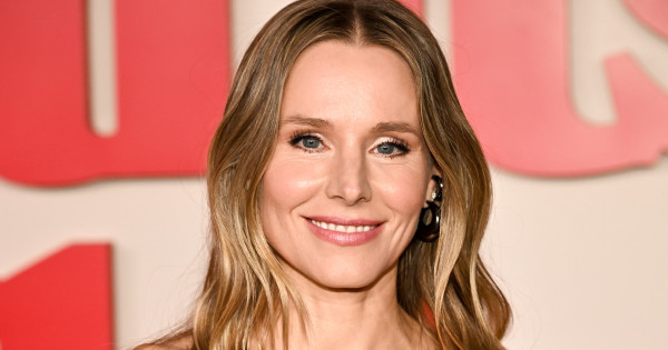 Borítókép: Kristen Bell bemutatja: így lesz luxus hatású outfit egy egyszerű pulcsis szettből