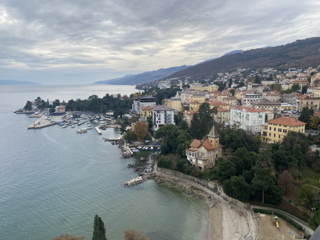 Borítókép: Adventi fények Opatijában