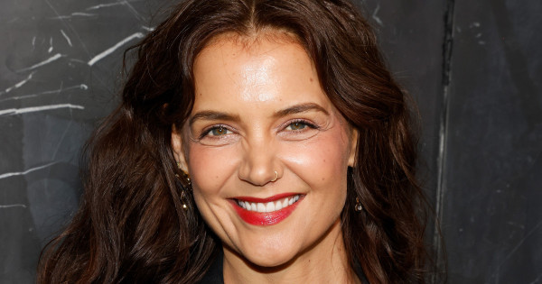 Borítókép: Visszafogott lányból a vörös szőnyeg magabiztos divatdiktátora - Katie Holmes stílusnapló