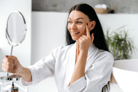 Borítókép: Búcsú a szarkalábaktól: 6 szemránckrém, ami 40 év felett csodát tesz a bőrrel