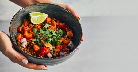 Borítókép: Édesburgonya, spenót és szilva – A szezon legfinomabb húsmentes fogásai egyetlen könyvből