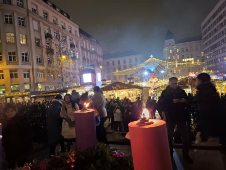 Borítókép: Aki fapofával fogadta a Mikulást: karácsonyi vásárokban kisgyerekkel