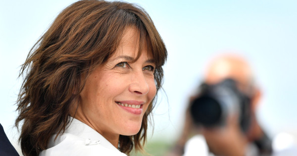 Borítókép: A Házibuli cserfes tinilányából lett a finom elegancia 59 éves stíluskirálynője - Sophie Marceau stílusevolúció