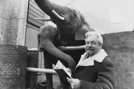 Borítókép: „Milyen bonyolult és gyönyörű a világ” – 101 éve született Gerald Durrell, a természet krónikása, ezek a kedvenc könyveink tőle